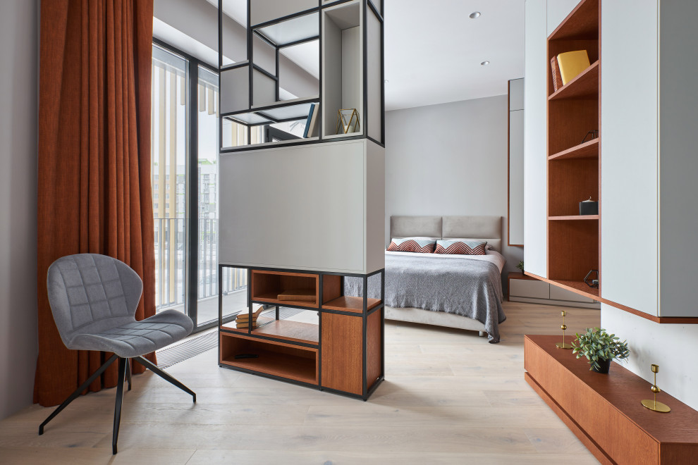 Стильный дизайн: большая хозяйская спальня в современном стиле с серыми стенами, светлым паркетным полом и бежевым полом - последний тренд