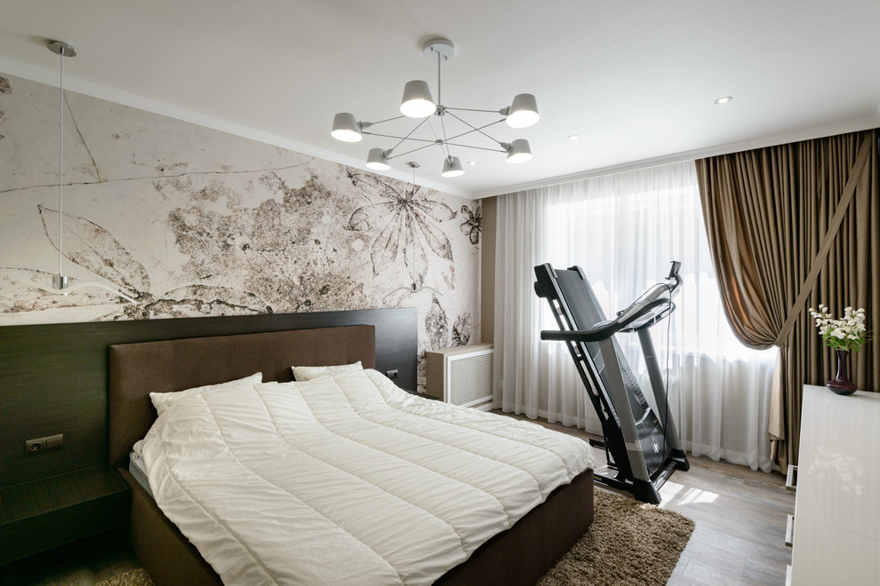 Пример оригинального дизайна: хозяйская спальня среднего размера в современном стиле с коричневыми стенами, полом из винила и коричневым полом без камина