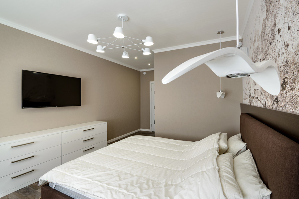 Стильный дизайн: хозяйская спальня среднего размера в современном стиле с коричневыми стенами, полом из винила и коричневым полом без камина - последний тренд
