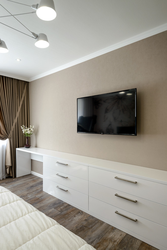 Mittelgroßes Modernes Hauptschlafzimmer ohne Kamin mit brauner Wandfarbe, Vinylboden und braunem Boden in Novosibirsk