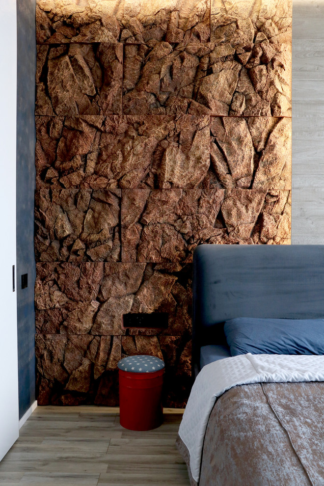 Источник вдохновения для домашнего уюта: хозяйская спальня в современном стиле с коричневыми стенами, бежевым полом и светлым паркетным полом