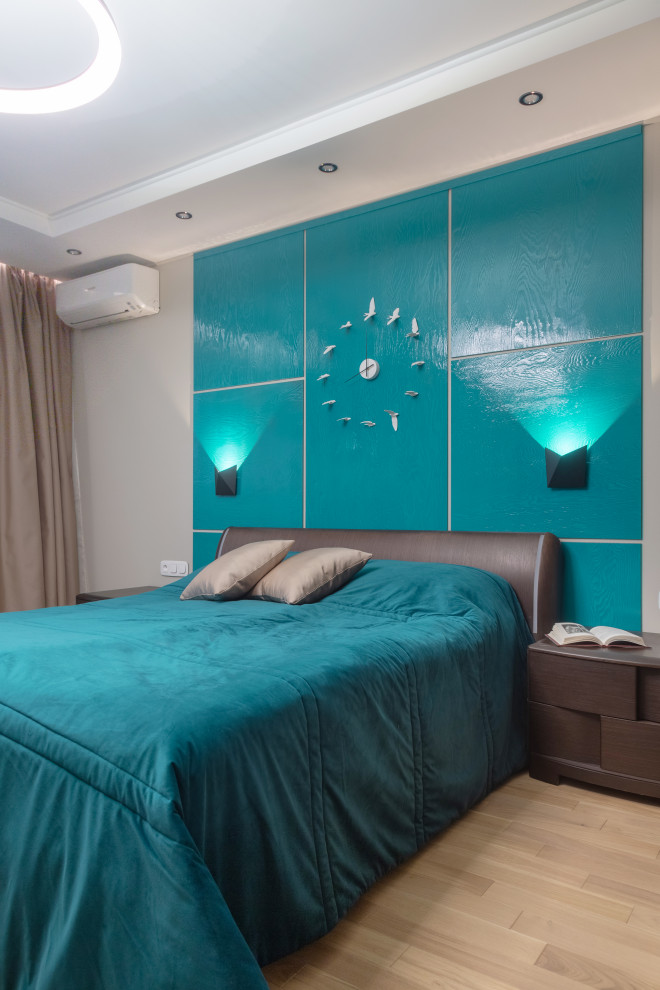 Идея дизайна: хозяйская спальня среднего размера: освещение в современном стиле с разноцветными стенами, светлым паркетным полом, бежевым полом, многоуровневым потолком и панелями на части стены без камина
