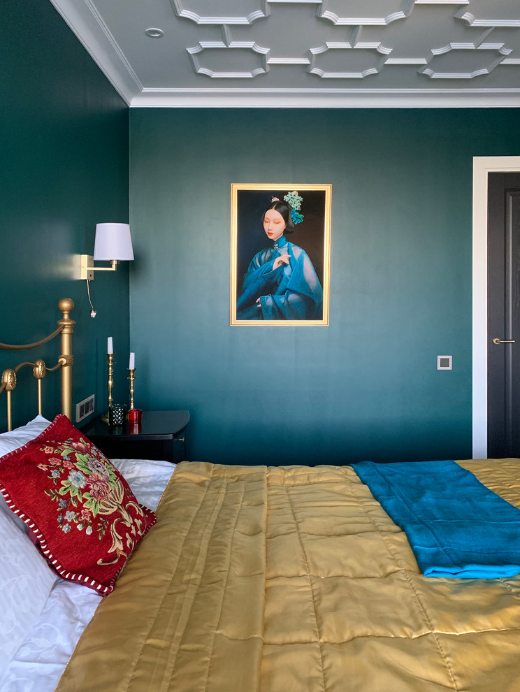 Aménagement d'une chambre parentale classique avec un mur bleu.
