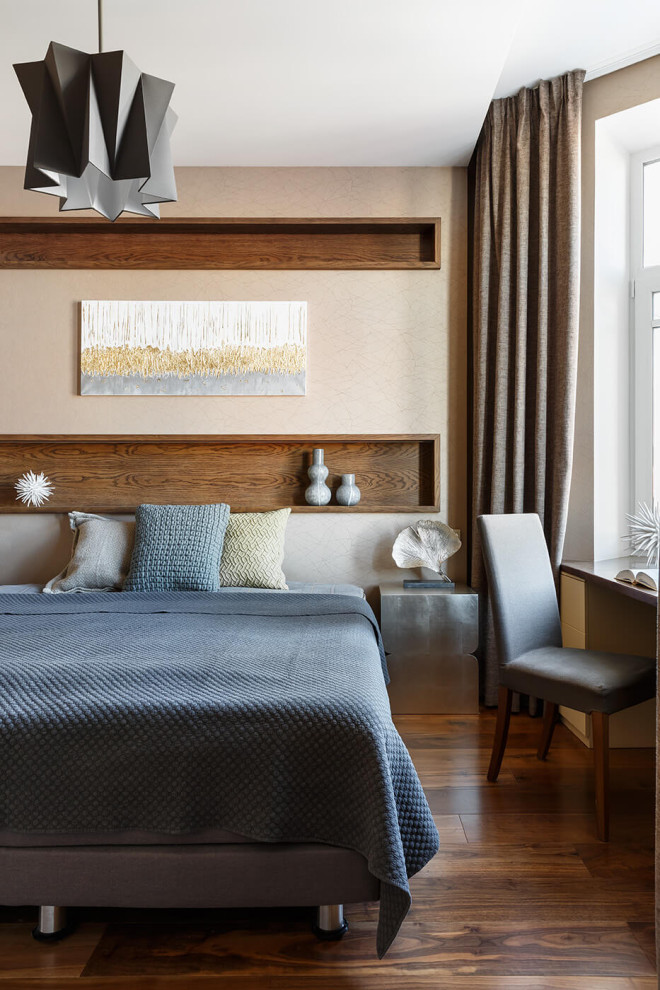 Inspiration pour une chambre design avec un mur beige, parquet foncé et un sol marron.
