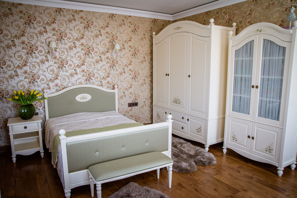 エカテリンブルクにある中くらいなトラディショナルスタイルのおしゃれな主寝室 (マルチカラーの壁、無垢フローリング)