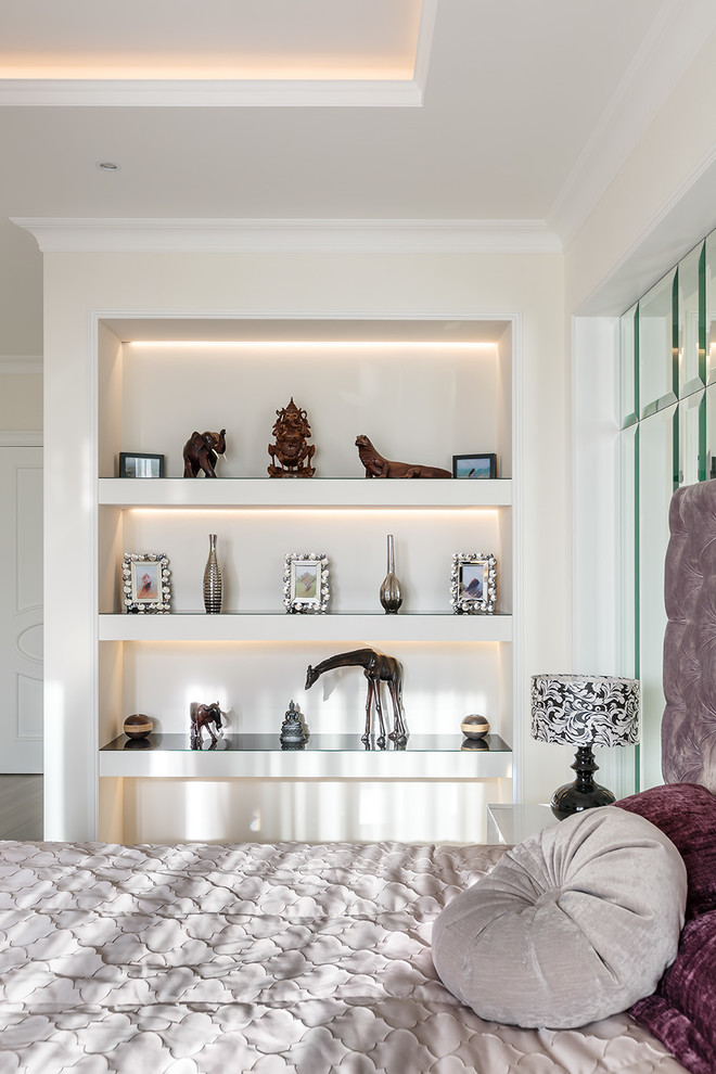 На фото: хозяйская спальня среднего размера в стиле неоклассика (современная классика) с бежевыми стенами, полом из ламината и серым полом без камина с