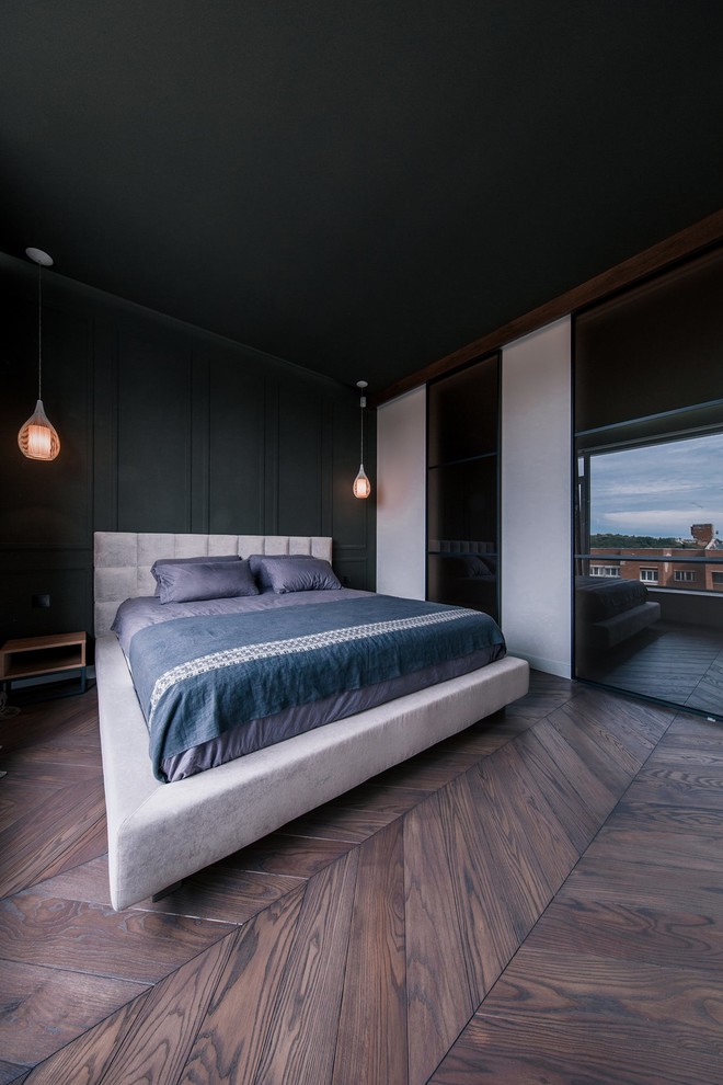 На фото: маленькая хозяйская спальня в современном стиле с белыми стенами, темным паркетным полом и коричневым полом для на участке и в саду с
