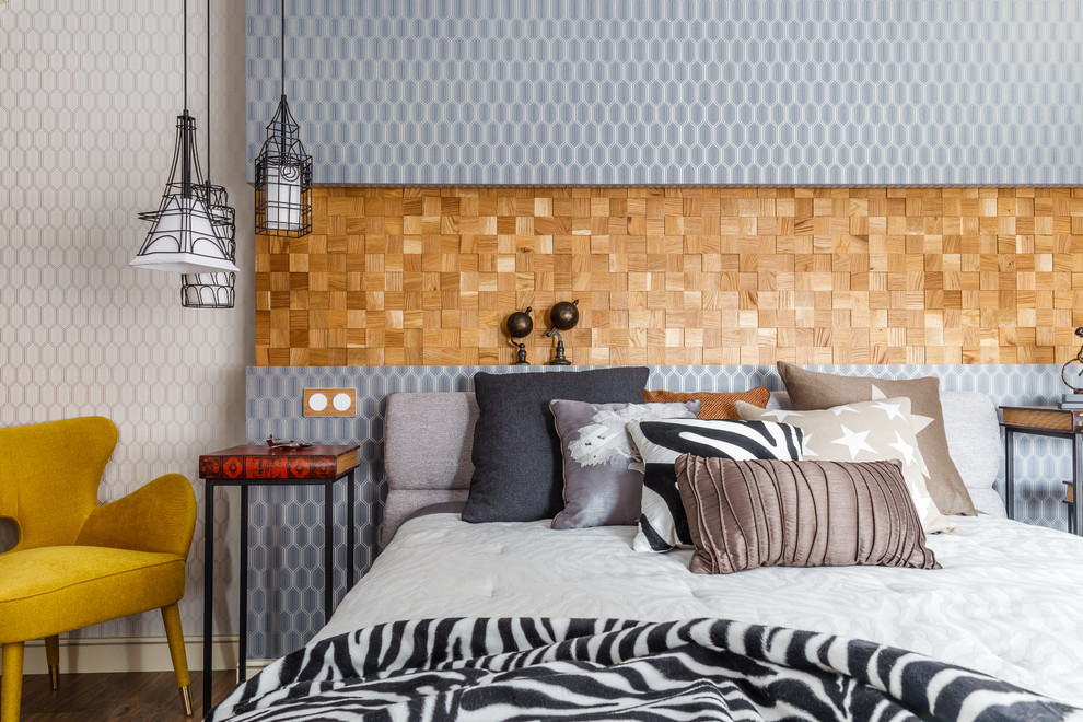 Ejemplo de dormitorio bohemio con paredes multicolor, suelo de madera oscura y suelo marrón