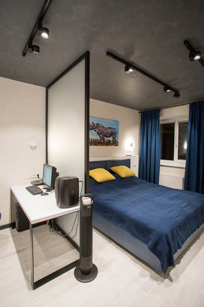 Diseño de dormitorio principal urbano de tamaño medio sin chimenea con paredes blancas, suelo vinílico y suelo gris
