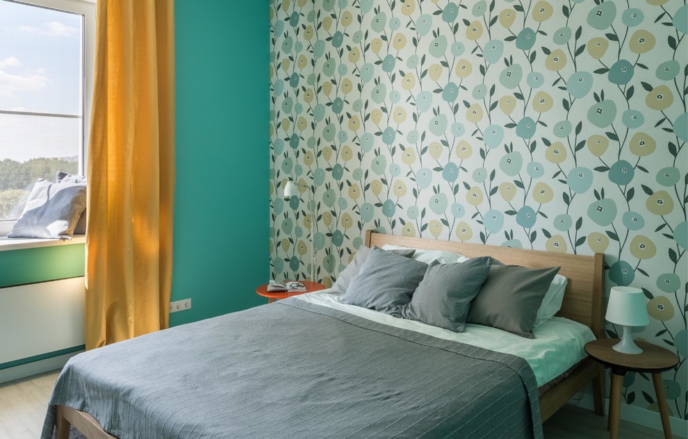 На фото: хозяйская спальня в стиле неоклассика (современная классика) с синими стенами и светлым паркетным полом