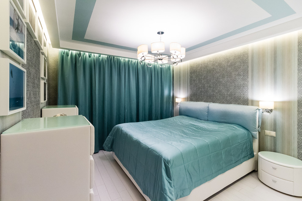 Пример оригинального дизайна: хозяйская спальня с разноцветными стенами и деревянным полом