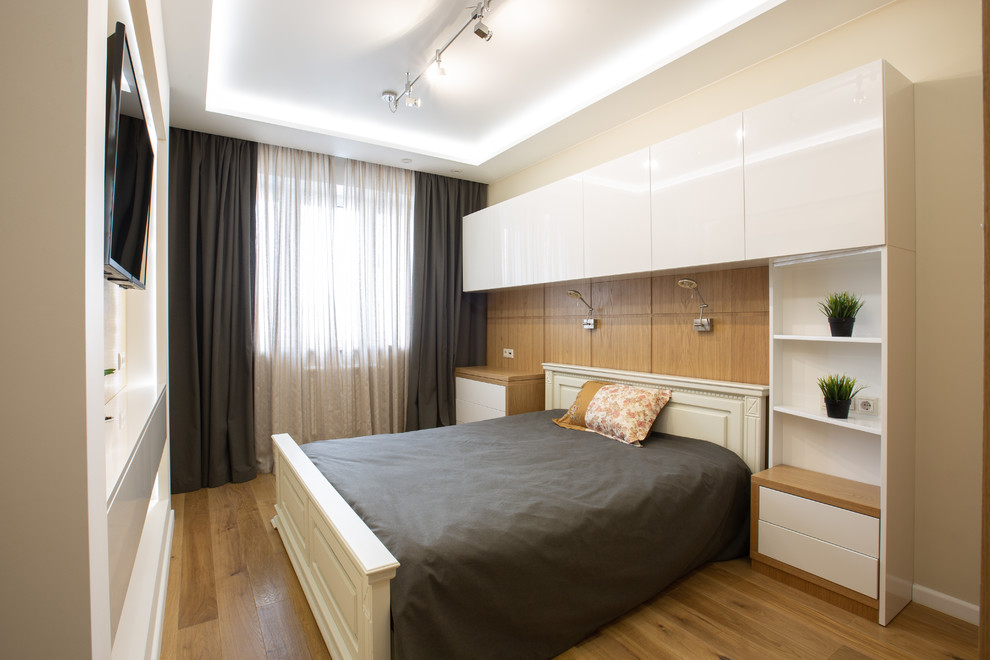 Immagine di una camera degli ospiti design di medie dimensioni con pareti beige, pavimento in legno massello medio e pavimento giallo