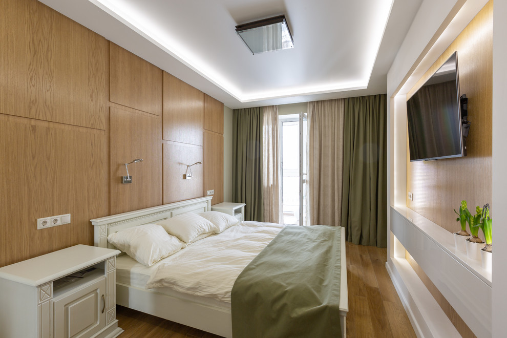 Источник вдохновения для домашнего уюта: хозяйская спальня среднего размера в современном стиле с бежевыми стенами, паркетным полом среднего тона и желтым полом
