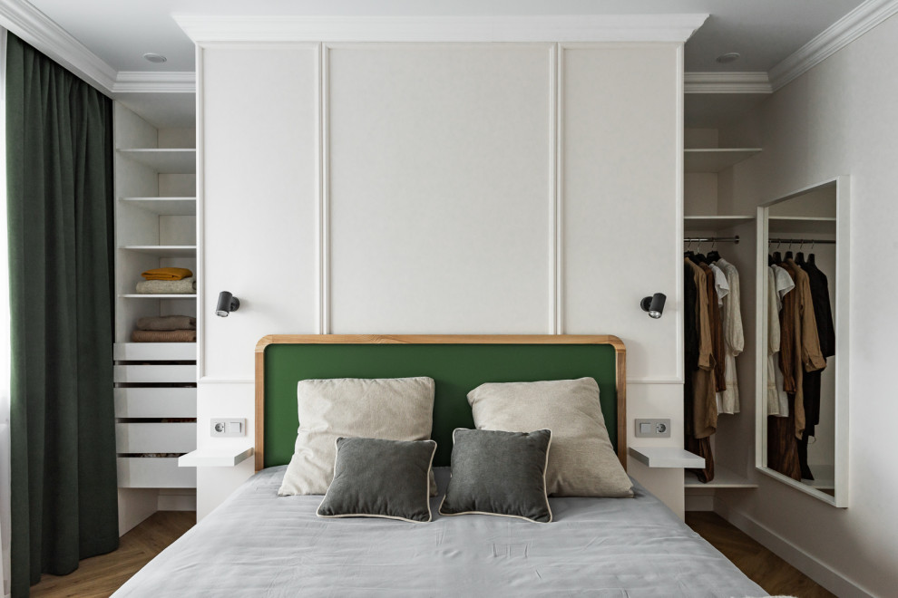 Пример оригинального дизайна: хозяйская спальня в современном стиле с паркетным полом среднего тона и бежевым полом