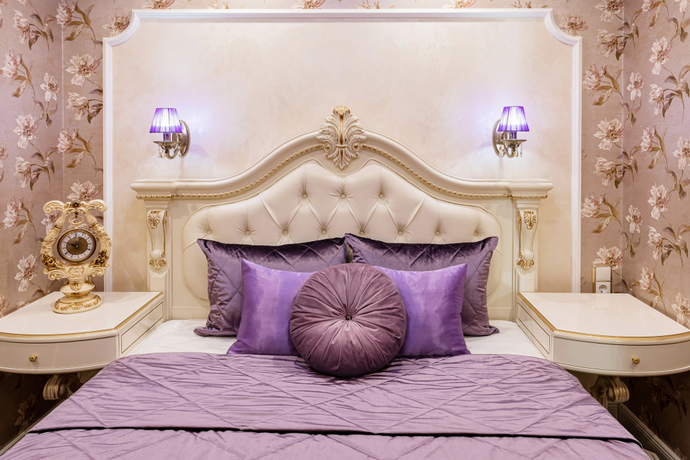 Kleines Klassisches Hauptschlafzimmer mit lila Wandfarbe, Laminat, braunem Boden und Tapetenwänden in Sonstige