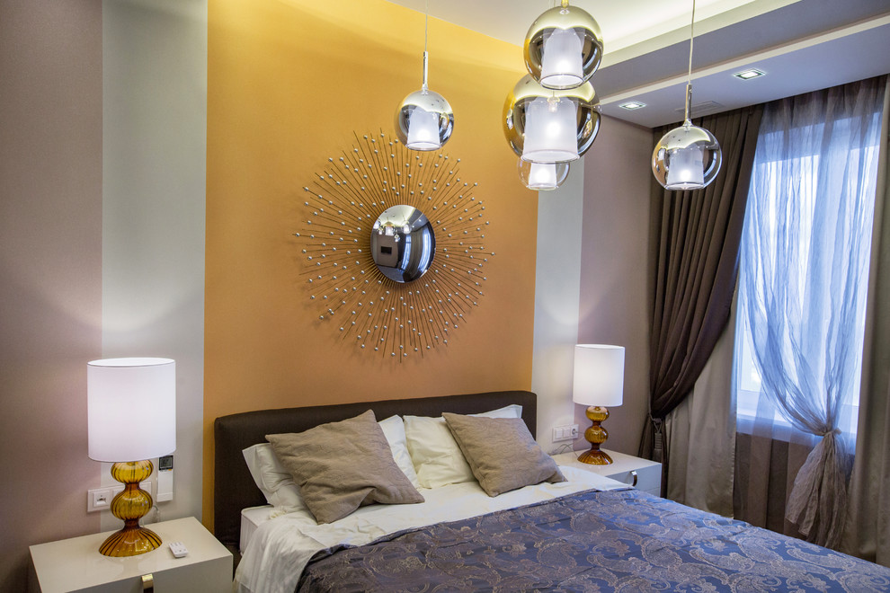 Источник вдохновения для домашнего уюта: хозяйская спальня среднего размера: освещение в современном стиле с оранжевыми стенами, темным паркетным полом и коричневым полом
