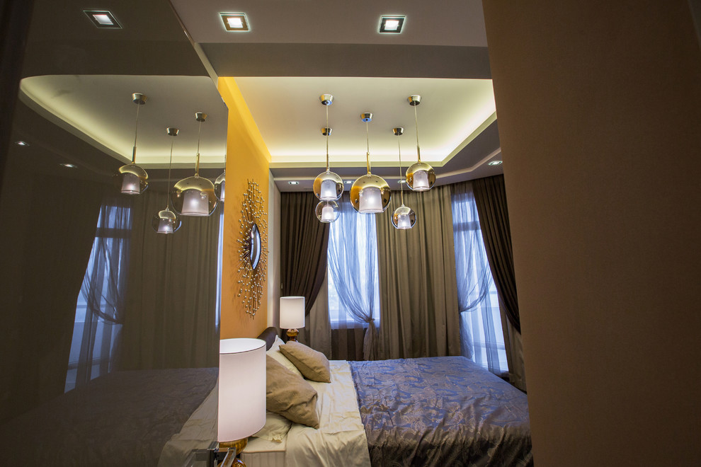 Idee per una camera matrimoniale contemporanea di medie dimensioni con pareti arancioni, parquet scuro e pavimento marrone