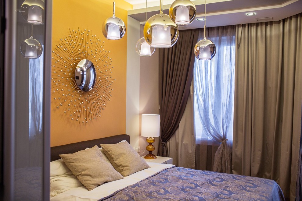 Свежая идея для дизайна: хозяйская спальня среднего размера в современном стиле с оранжевыми стенами - отличное фото интерьера