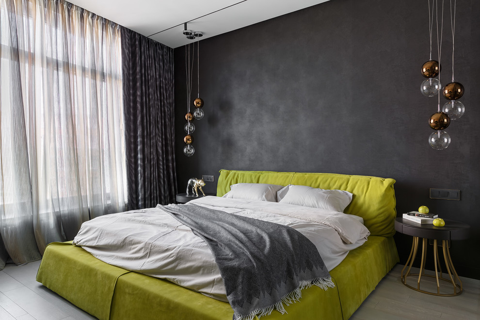 Стильный дизайн: хозяйская спальня в современном стиле с черными стенами, светлым паркетным полом и бежевым полом - последний тренд