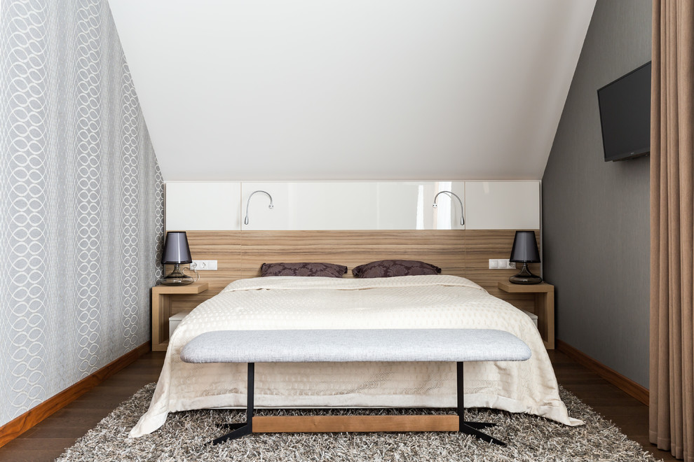 Источник вдохновения для домашнего уюта: хозяйская спальня среднего размера в современном стиле с серыми стенами, темным паркетным полом и коричневым полом без камина