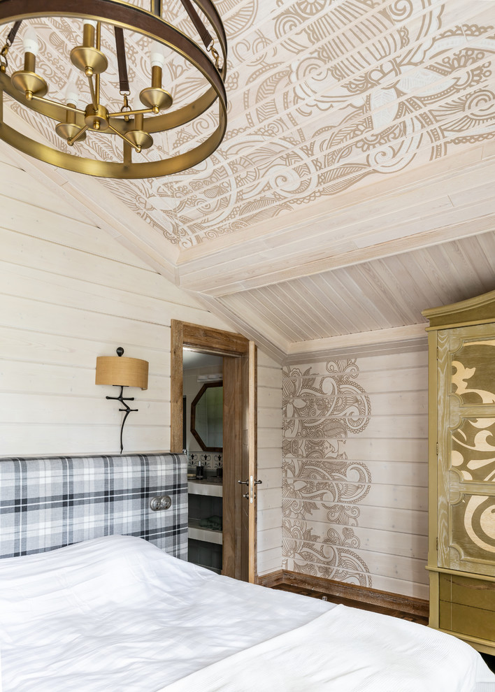 На фото: гостевая спальня среднего размера, (комната для гостей) в стиле кантри с бежевыми стенами, темным паркетным полом и коричневым полом без камина