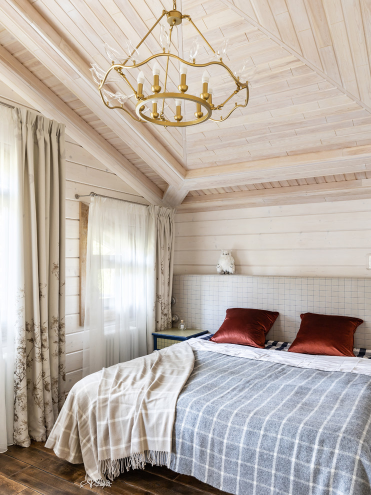 サンクトペテルブルクにある小さなカントリー風のおしゃれな客用寝室 (マルチカラーの壁、セラミックタイルの床、暖炉なし、マルチカラーの床) のインテリア