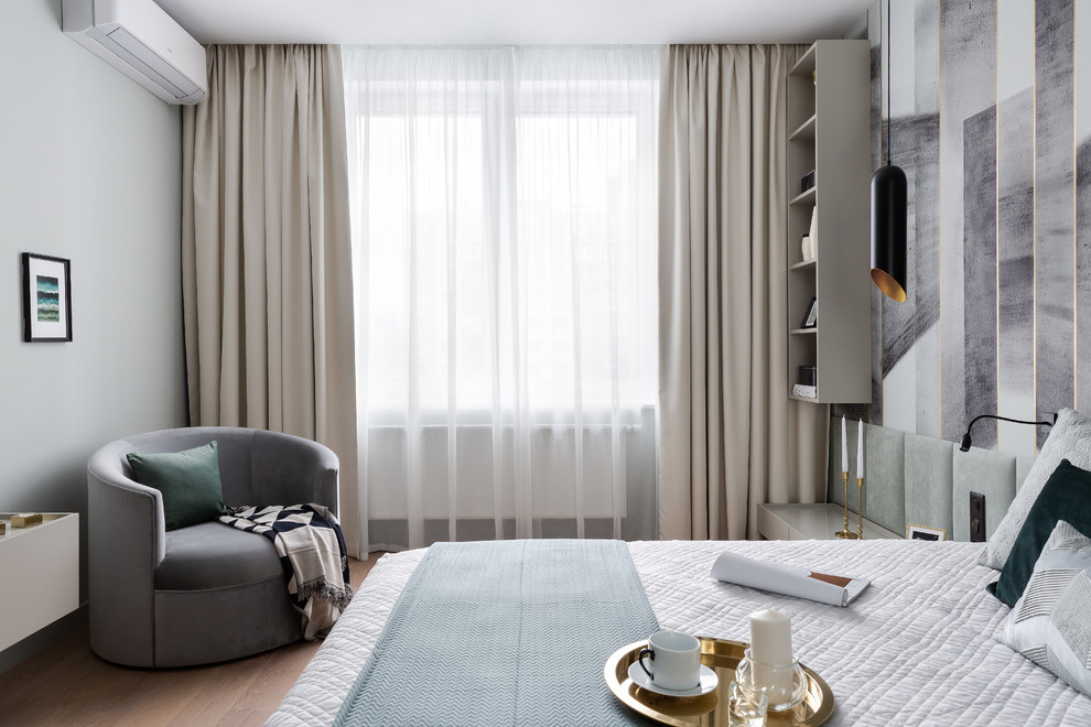 Свежая идея для дизайна: хозяйская спальня среднего размера в современном стиле с зелеными стенами, паркетным полом среднего тона и бежевым полом - отличное фото интерьера