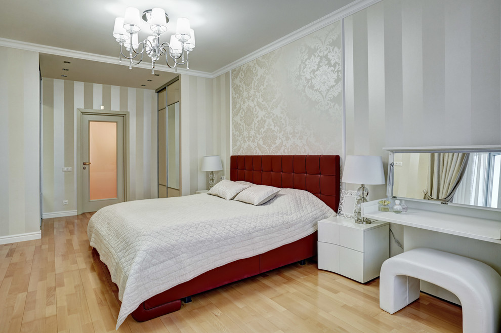 Immagine di una camera matrimoniale scandinava di medie dimensioni con pareti bianche, pavimento in legno massello medio e nessun camino