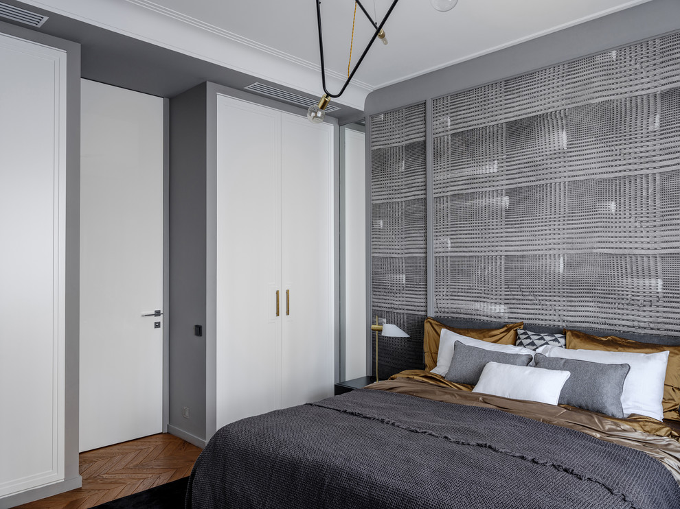 На фото: хозяйская спальня в современном стиле с серыми стенами и паркетным полом среднего тона без камина