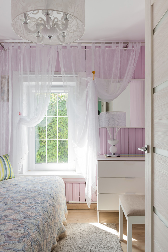 Пример оригинального дизайна: маленькая спальня в современном стиле с розовыми стенами, полом из винила и бежевым полом для на участке и в саду