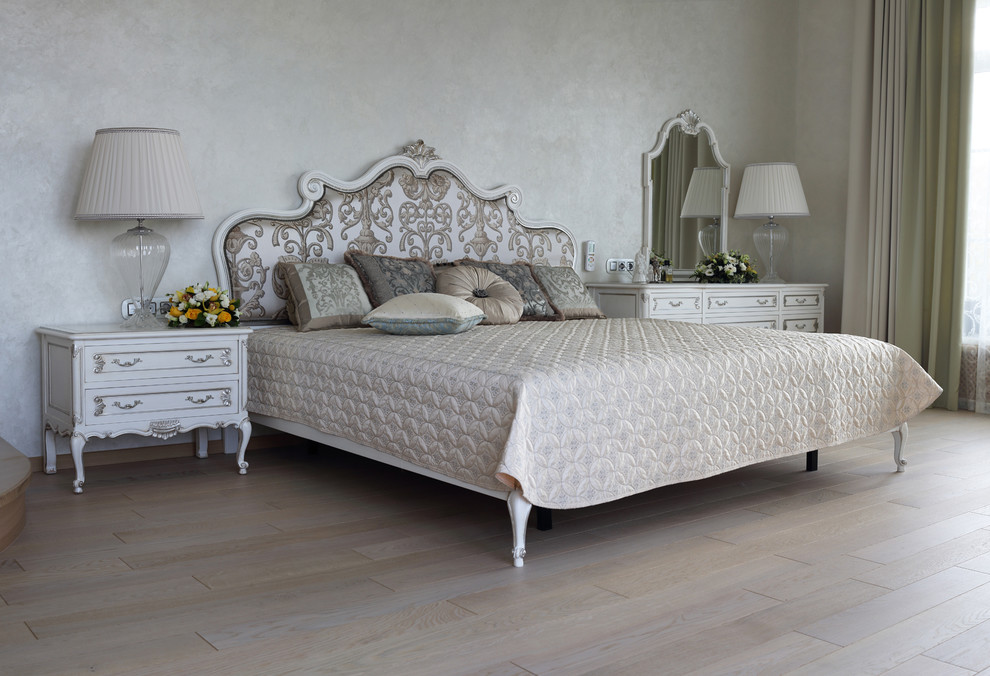 Свежая идея для дизайна: большая хозяйская спальня в классическом стиле с белыми стенами и светлым паркетным полом - отличное фото интерьера