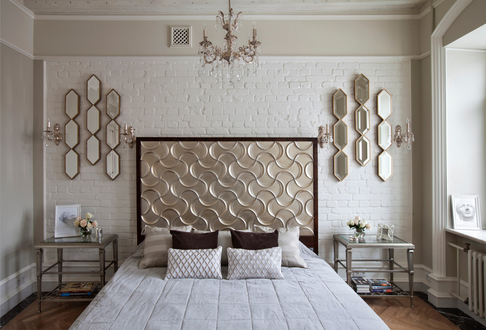 Foto di una camera da letto classica con pareti beige e pavimento in legno massello medio