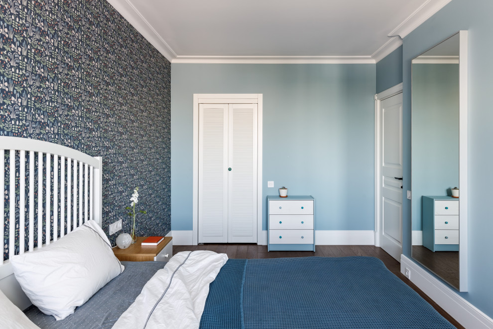 На фото: хозяйская спальня с синими стенами и обоями на стенах с