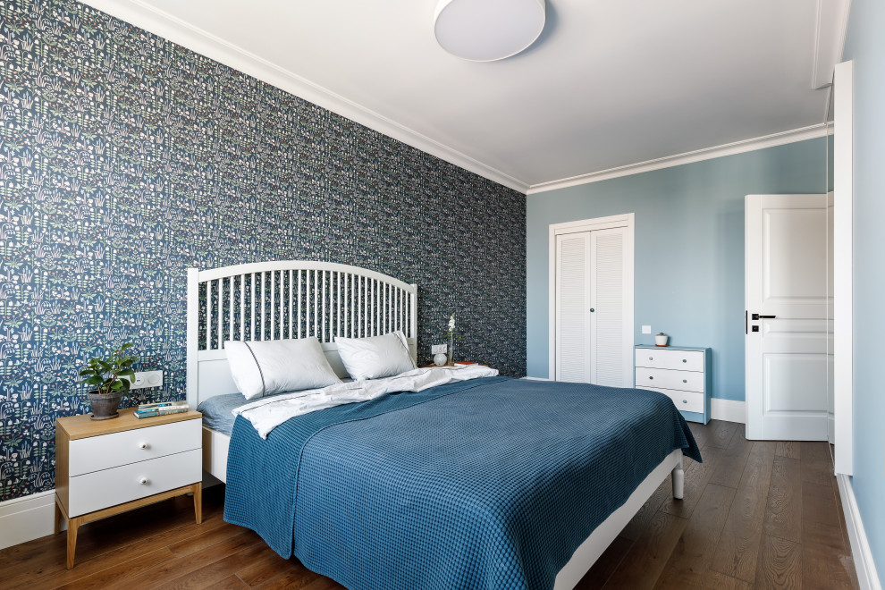 Идея дизайна: хозяйская спальня с синими стенами и обоями на стенах