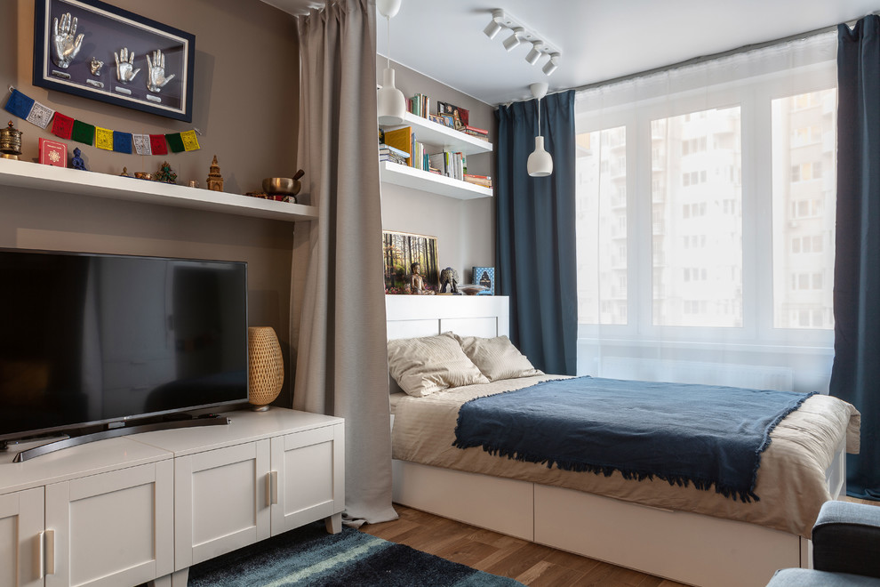 Imagen de dormitorio escandinavo de tamaño medio con suelo laminado