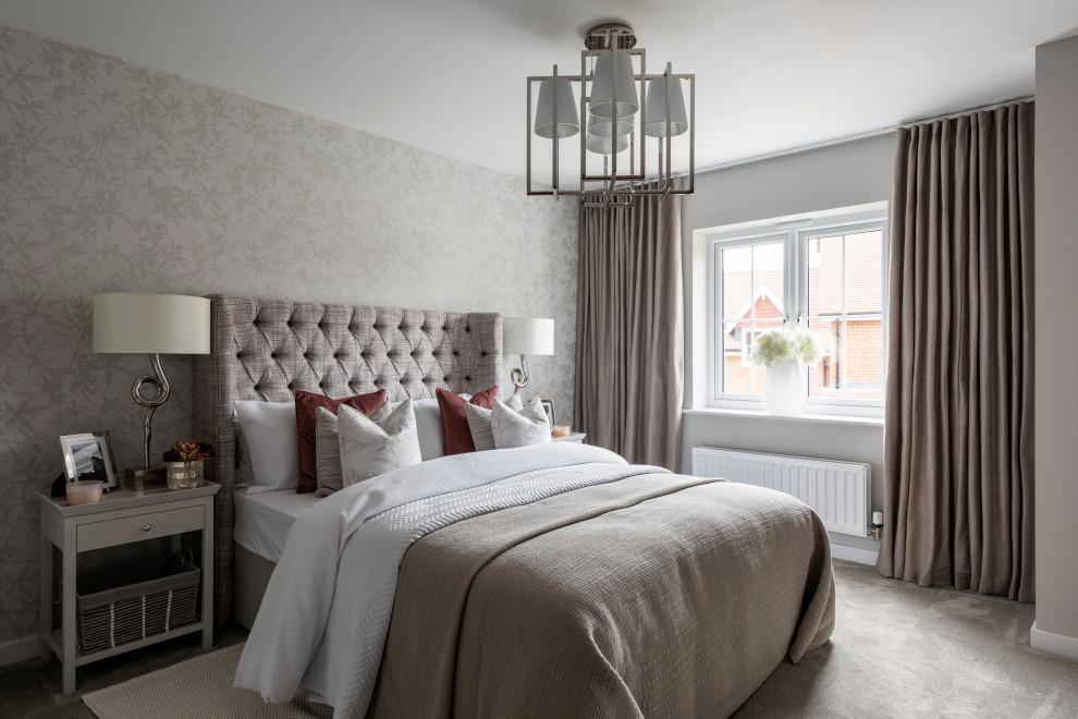 Klassisches Schlafzimmer mit grauer Wandfarbe, Teppichboden, grauem Boden und Tapetenwänden in London