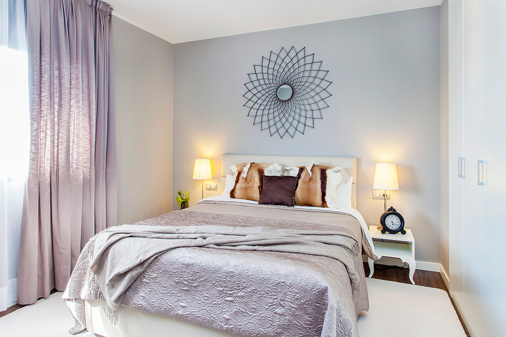 Стильный дизайн: хозяйская спальня среднего размера в стиле шебби-шик с серыми стенами и темным паркетным полом без камина - последний тренд