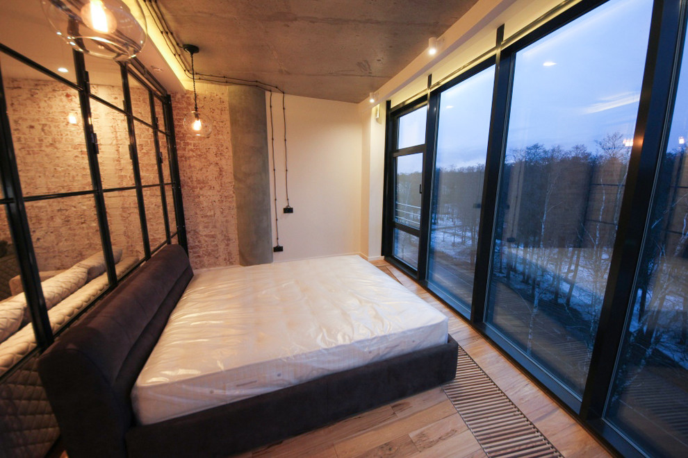 Kleines Industrial Hauptschlafzimmer ohne Kamin mit weißer Wandfarbe, Laminat und beigem Boden in Sankt Petersburg
