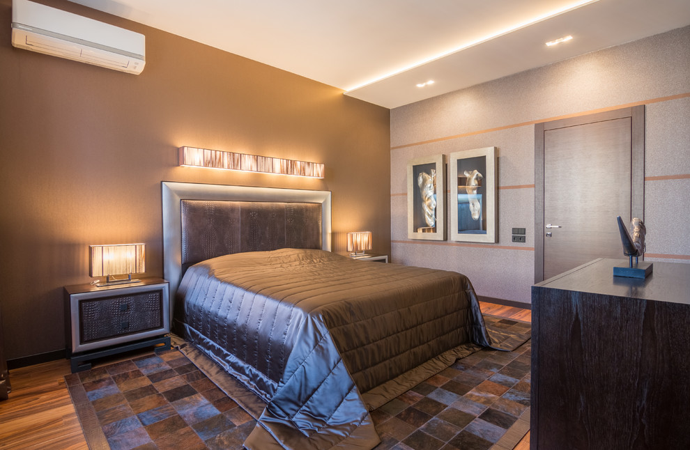Идея дизайна: большая хозяйская спальня в современном стиле с коричневыми стенами, паркетным полом среднего тона и кроватью в нише без камина