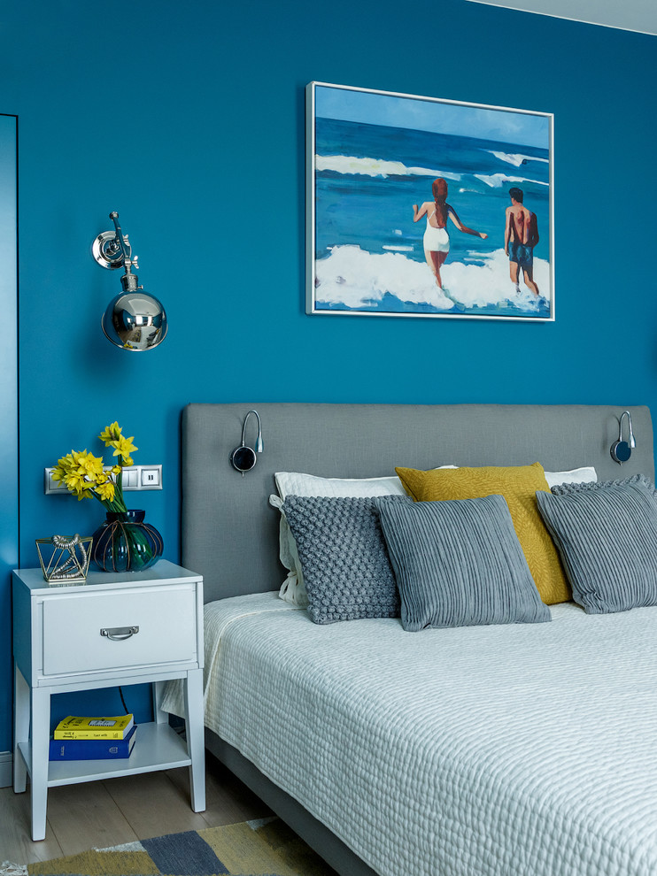 На фото: хозяйская спальня в морском стиле с синими стенами, светлым паркетным полом и бежевым полом