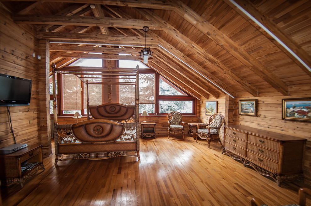 Imagen de dormitorio principal rústico con paredes marrones y suelo de madera en tonos medios