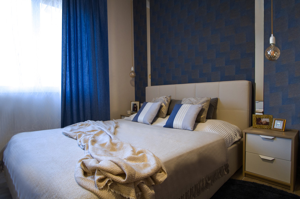 Immagine di una camera matrimoniale minimalista di medie dimensioni con pareti blu, pavimento con piastrelle in ceramica e pavimento marrone