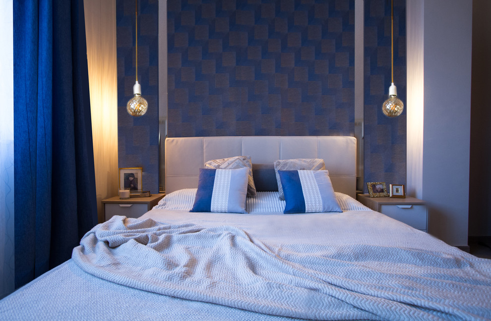Ispirazione per una camera matrimoniale minimalista di medie dimensioni con pareti blu, pavimento con piastrelle in ceramica e pavimento marrone