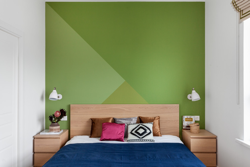 Ispirazione per una camera matrimoniale nordica di medie dimensioni con pareti verdi e pavimento in legno massello medio