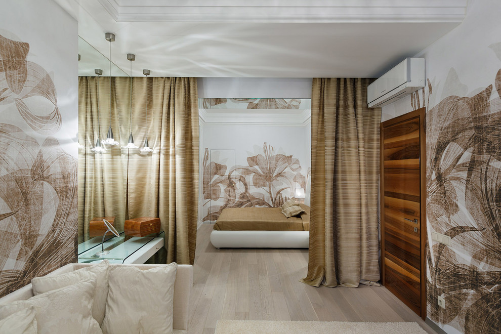 Стильный дизайн: большая хозяйская спальня в современном стиле с разноцветными стенами и светлым паркетным полом - последний тренд