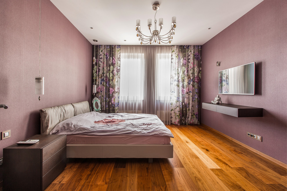 他の地域にあるコンテンポラリースタイルのおしゃれな主寝室 (紫の壁、無垢フローリング) のインテリア