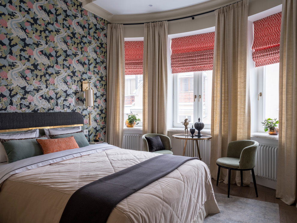 Идея дизайна: хозяйская спальня в стиле неоклассика (современная классика) с разноцветными стенами, паркетным полом среднего тона, коричневым полом и акцентной стеной