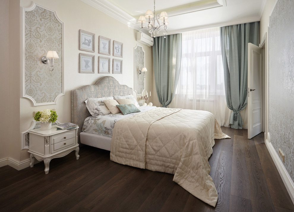 Ispirazione per una camera matrimoniale classica di medie dimensioni con pareti beige, parquet scuro e pavimento marrone
