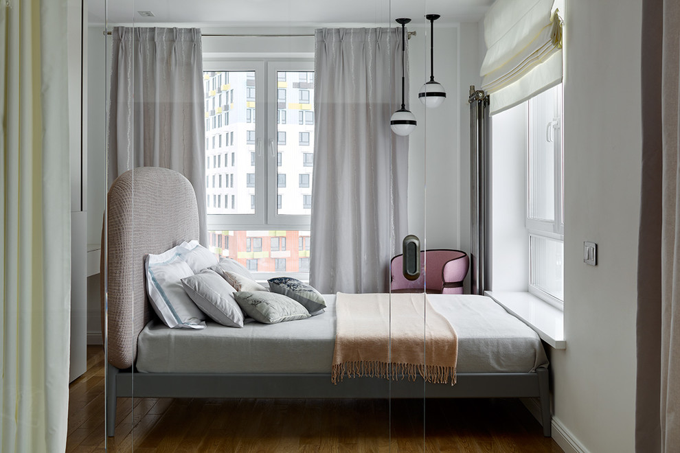 Источник вдохновения для домашнего уюта: спальня среднего размера в современном стиле с кроватью в нише
