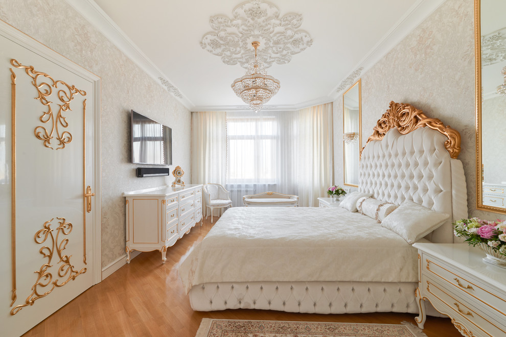 Стильный дизайн: большая хозяйская спальня в классическом стиле с паркетным полом среднего тона - последний тренд